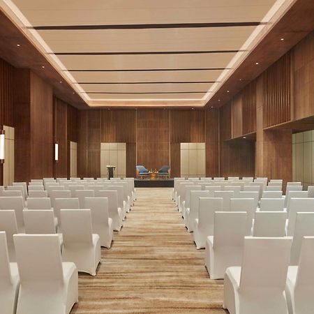 Hilton Gurugram Baani City Centre Гургаон Екстериор снимка