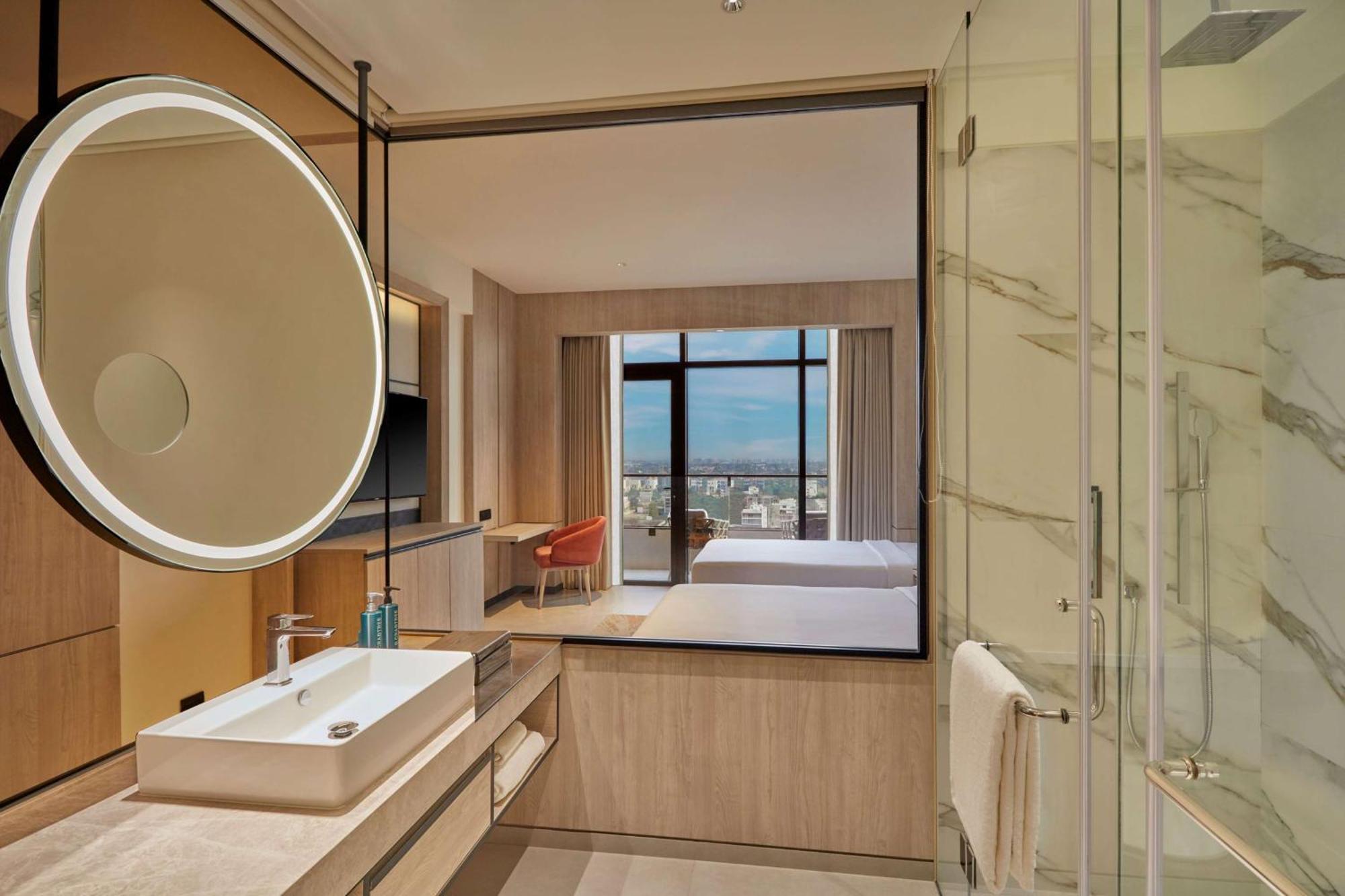 Hilton Gurugram Baani City Centre Гургаон Екстериор снимка