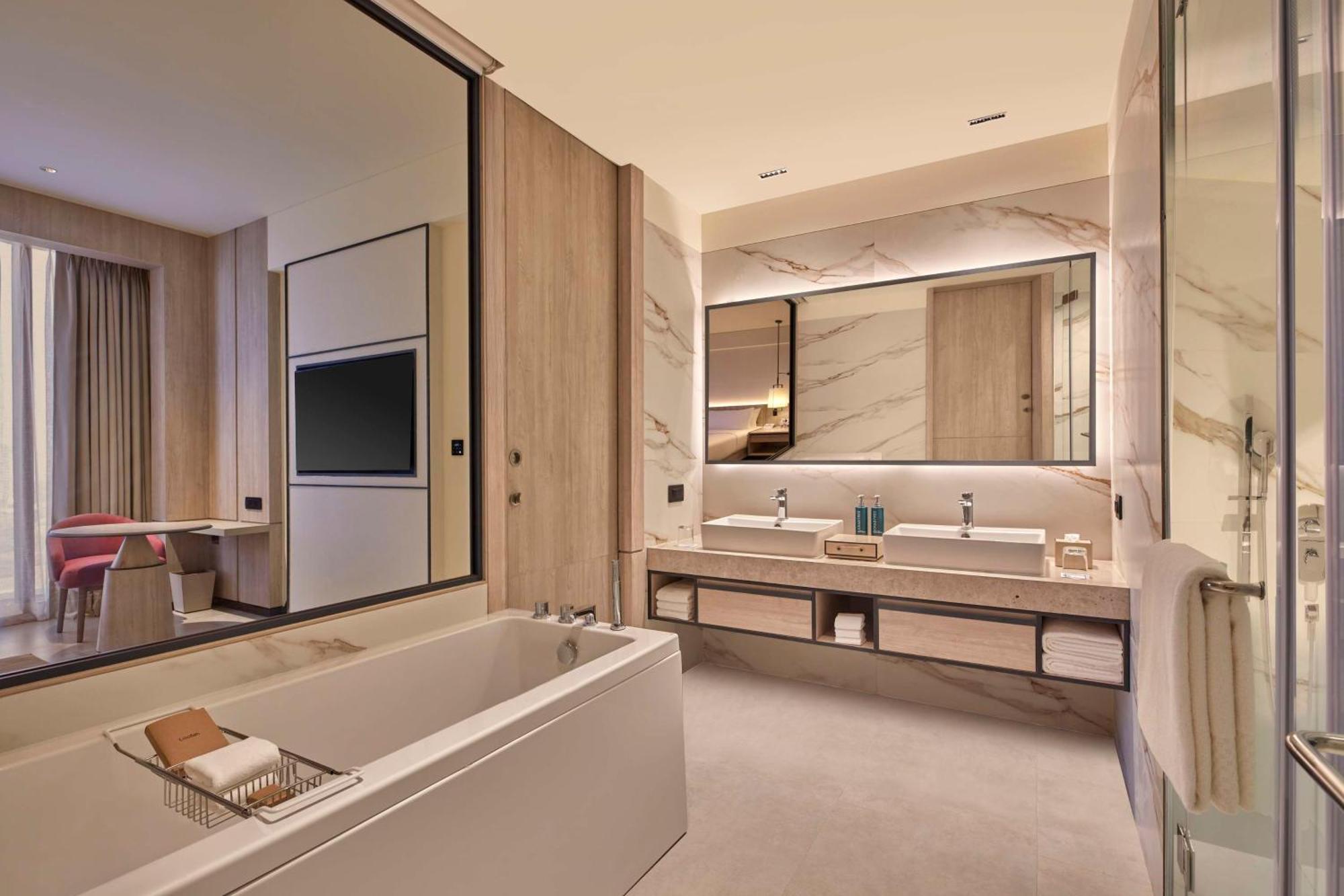 Hilton Gurugram Baani City Centre Гургаон Екстериор снимка
