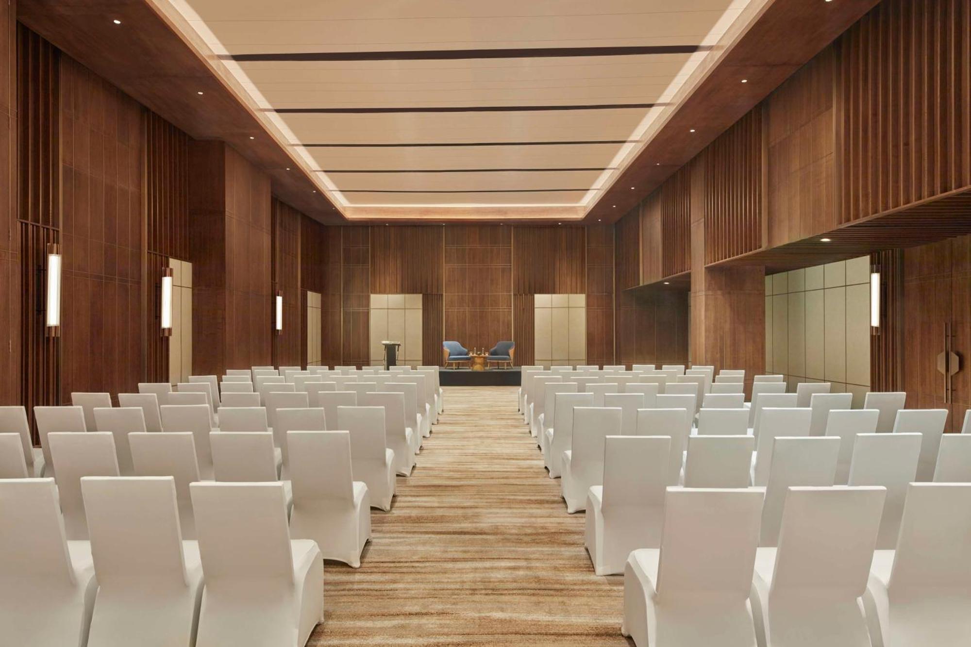 Hilton Gurugram Baani City Centre Гургаон Екстериор снимка