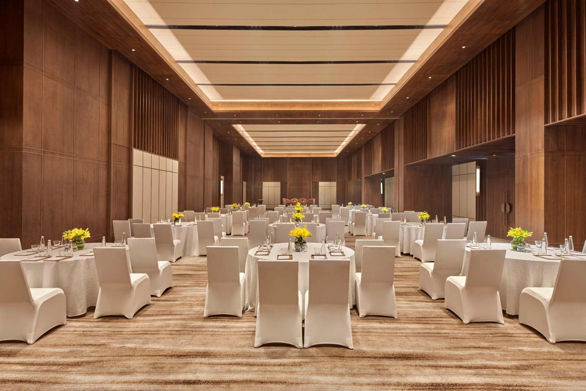 Hilton Gurugram Baani City Centre Гургаон Екстериор снимка
