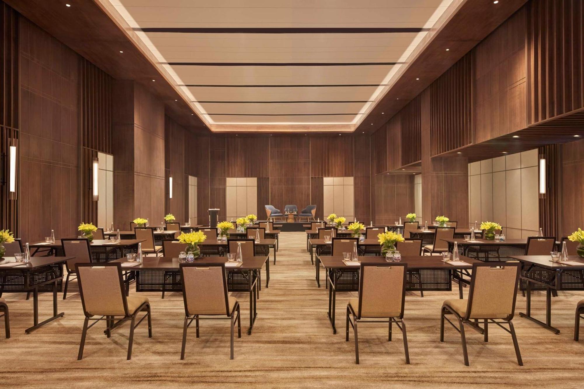 Hilton Gurugram Baani City Centre Гургаон Екстериор снимка