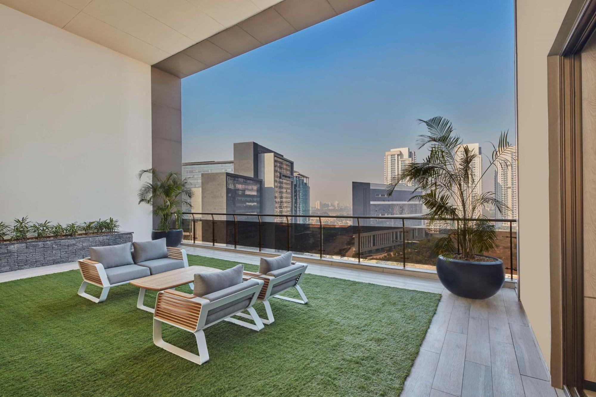 Hilton Gurugram Baani City Centre Гургаон Екстериор снимка