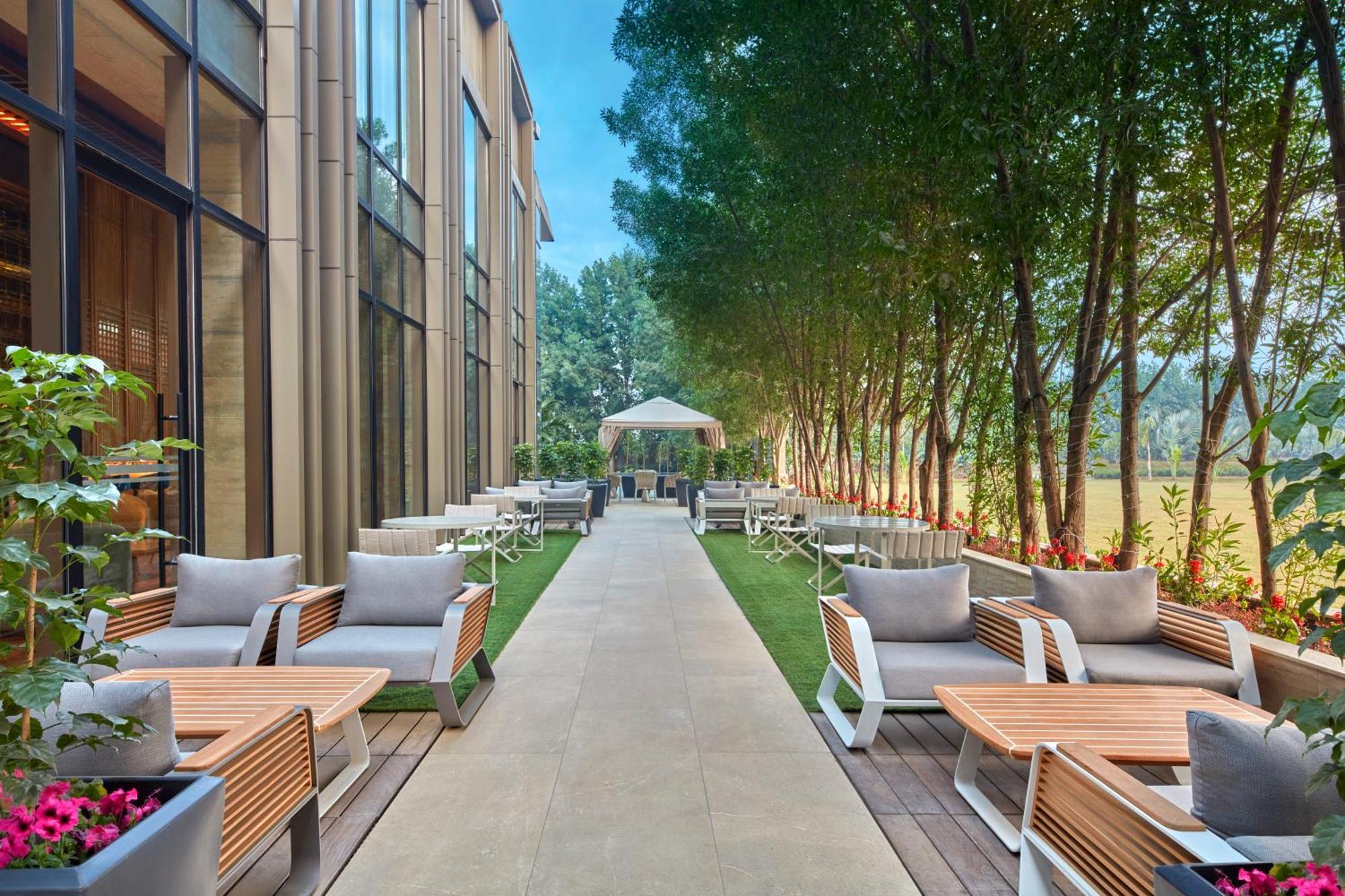 Hilton Gurugram Baani City Centre Гургаон Екстериор снимка